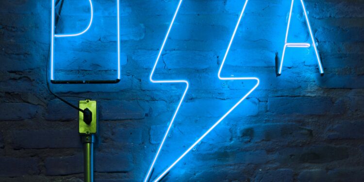 Pizza Hut and Yeastie Boys Collaborate on Exciting New York-Style Pizza Bagel – Discover How to Snag Yours for Free!